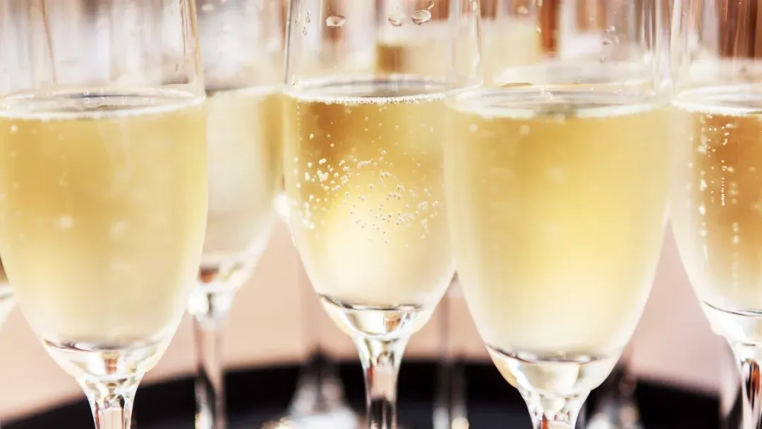 Шампанское на Новый год, почему мы пьём именно этот напиток