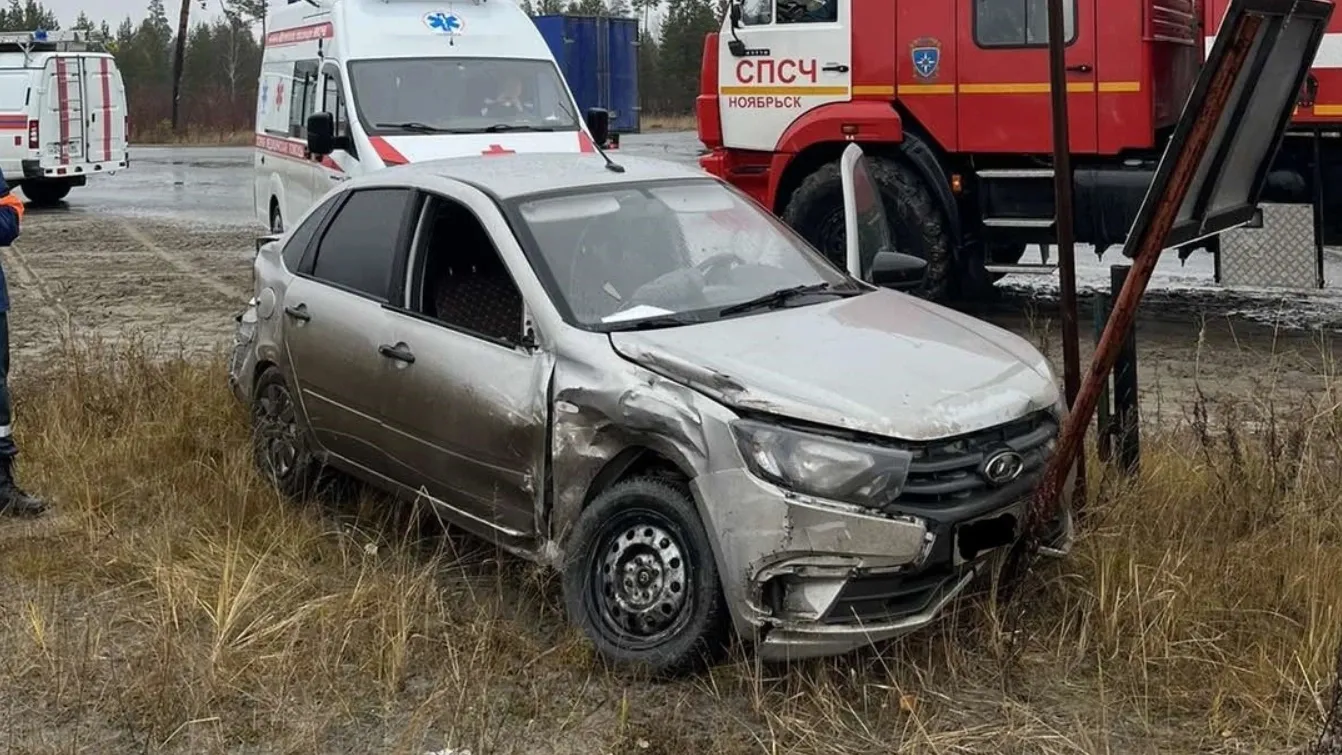 В Ноябрьске лоб в лоб столкнулись два автомобиля, а в Надыме водитель  протаранил столб | «Красный Север»