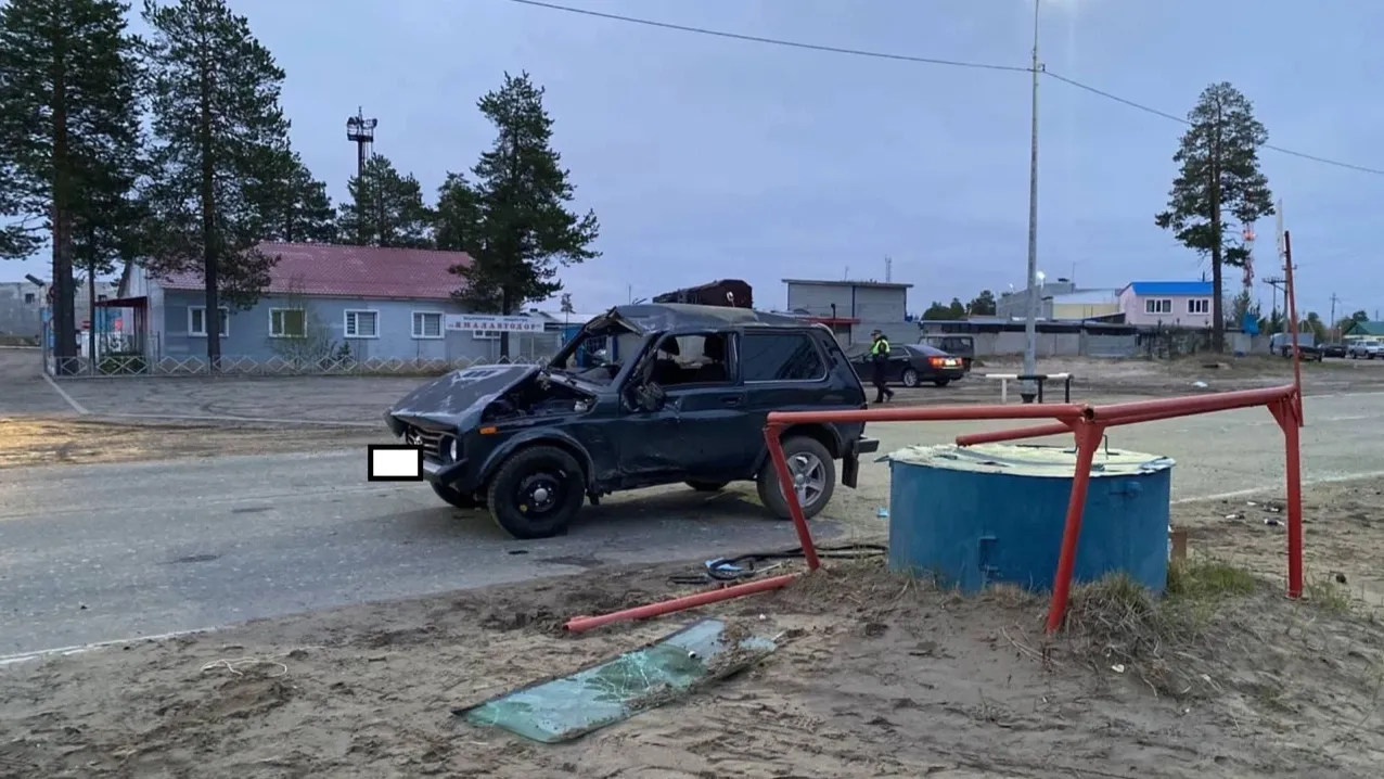 В Новом Уренгое на перекрёстке столкнулись две легковушки, а в Муравленко  водитель наехал на ограждение пожарного гидранта | «Красный Север»