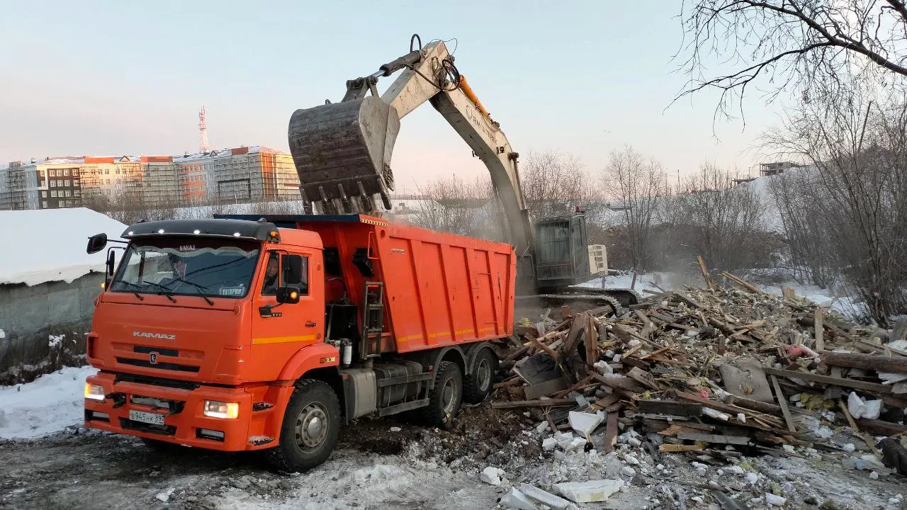 В Салехарде сносят обветшалые дома в микрорайоне Комбинат для строительства  дороги | «Красный Север»