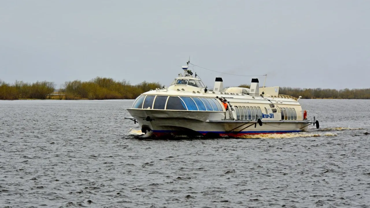 Телоход «Метеор» сел на мель по пути в Салехард. На борту было около 100  пассажиров | «Красный Север»