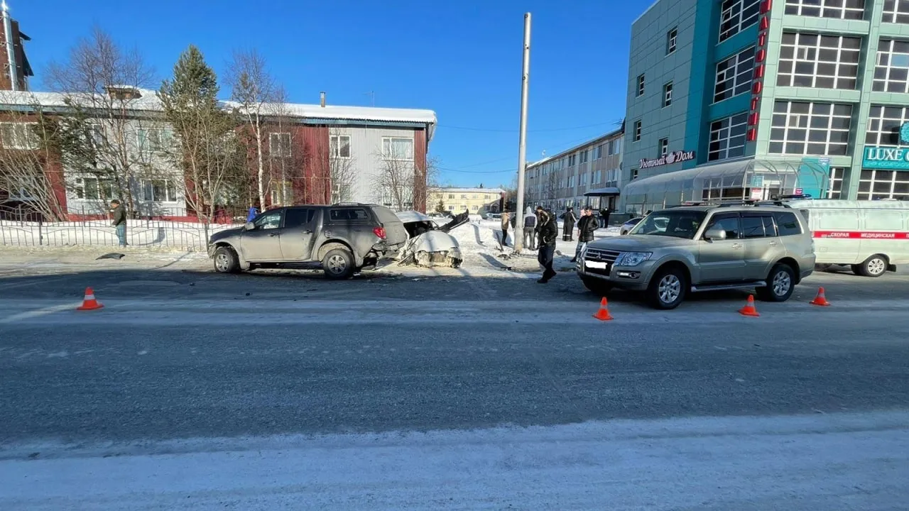 В Тарко-Сале лихач не пропустил иномарку: два человека пострадали |  «Красный Север»