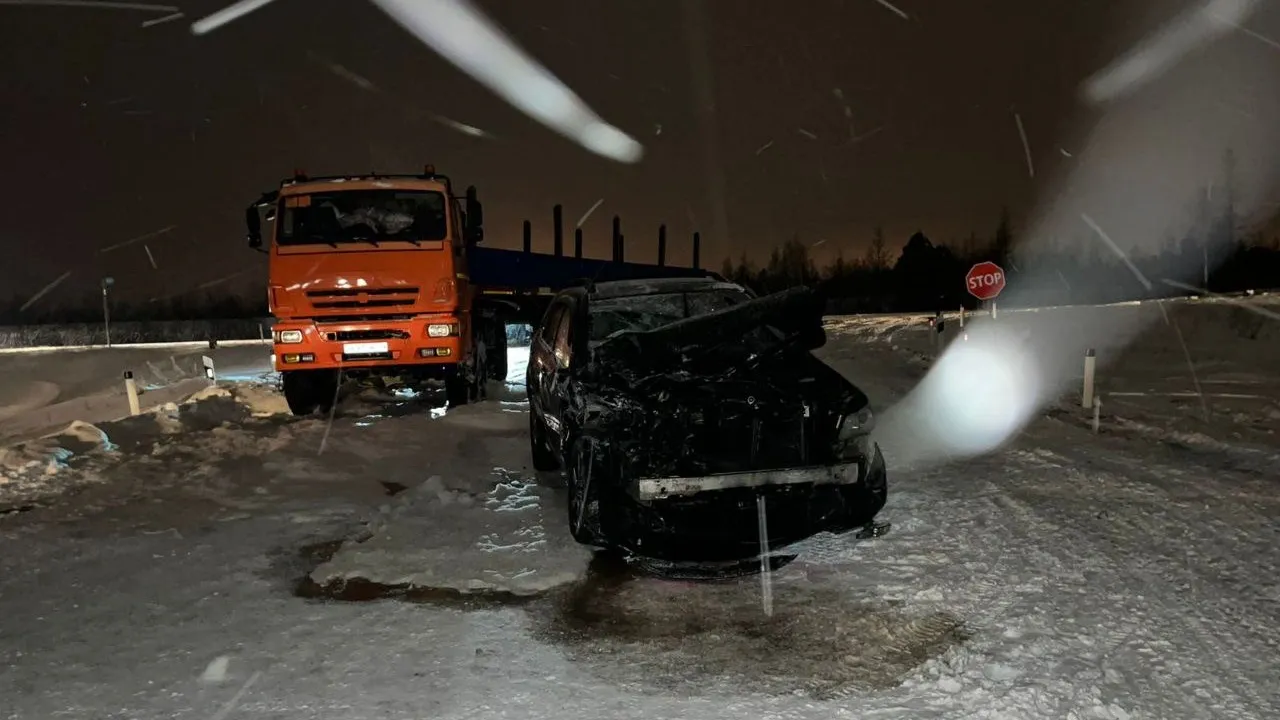 В Новом Уренгое при столкновении автобуса и УАЗ Пикап погиб водитель  внедорожника | «Красный Север»