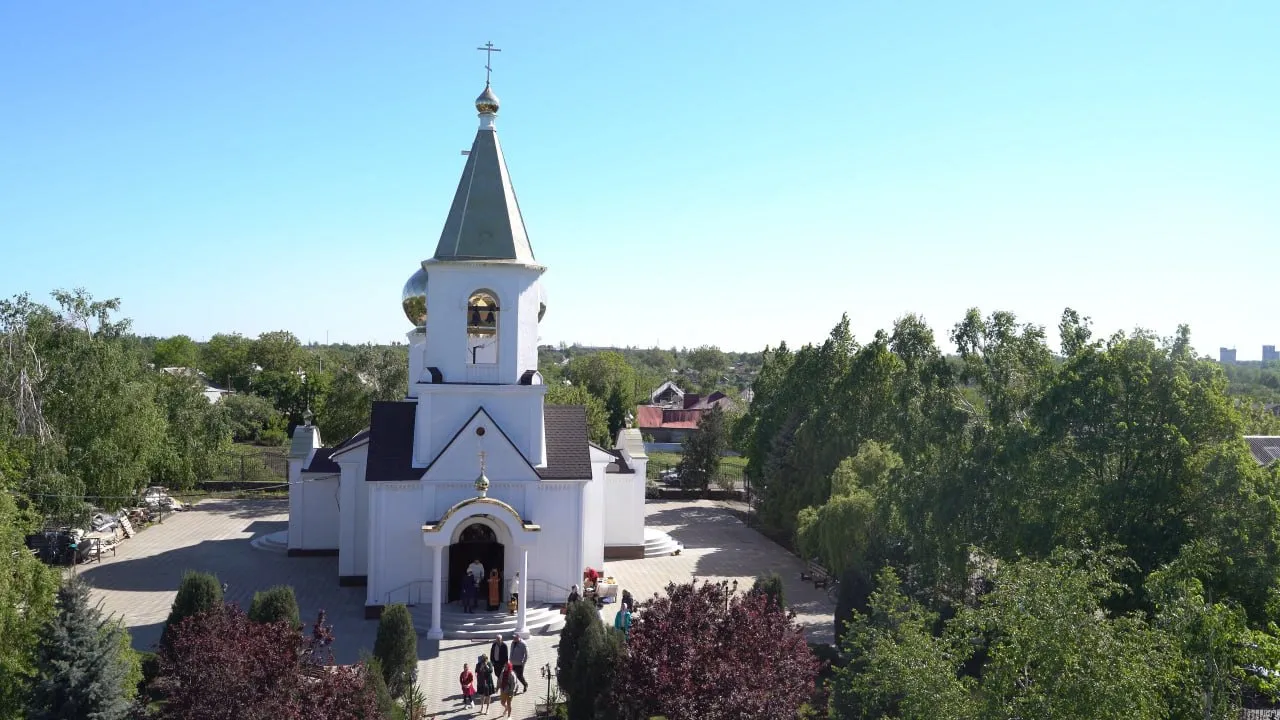 Светлый праздник Пасхи волновахцы встретили в возрожденном ямальцами храме  | «Красный Север»