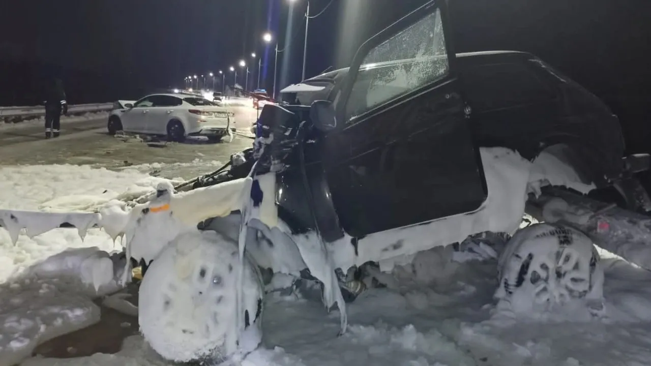 В Тарко-Сале водитель легковушки погиб при выезде на встречную полосу |  «Красный Север»