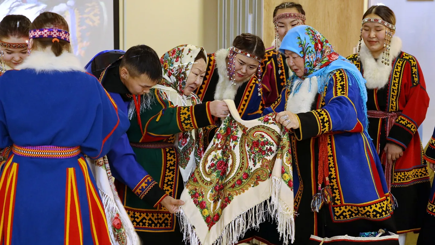 В Салехарде открыли мемориальные доски в память о сотрудниках прокуратуры |  «Красный Север»