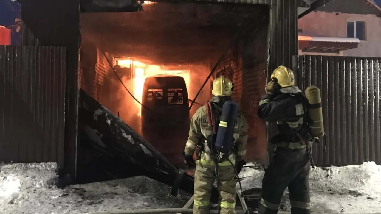 В Надыме полностью выгорел гараж и повреждена кровля жилого дома | «Красный  Север»