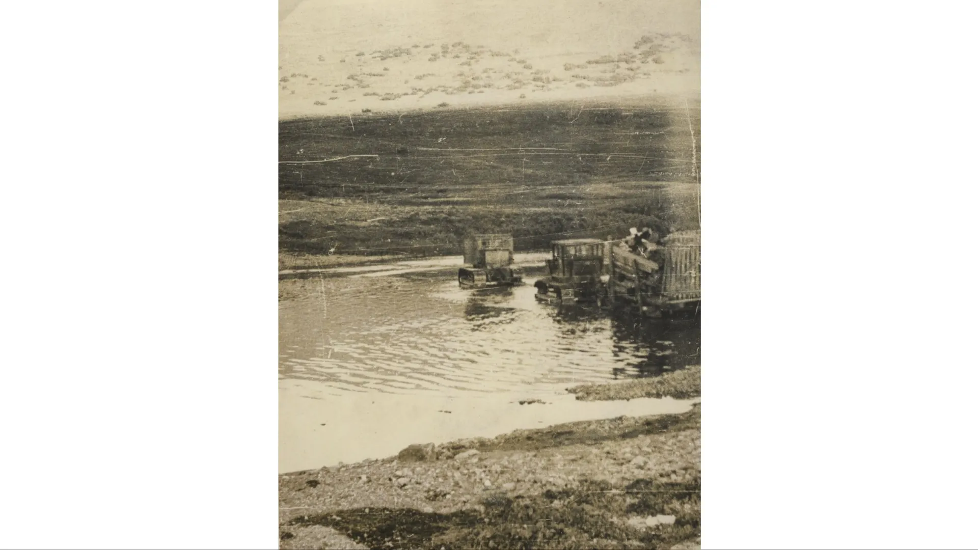 Переправа груза через реку Лонгот-Юган, конец 1950-х годов. Фото: предоставлено из фондов МВК имени И.С. Шемановского