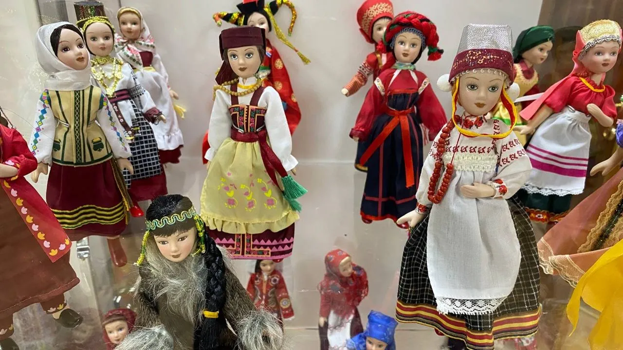 Куклы в костюмах разных народов. Фото: Анастасия Ульянова / «Ямал-Медиа»