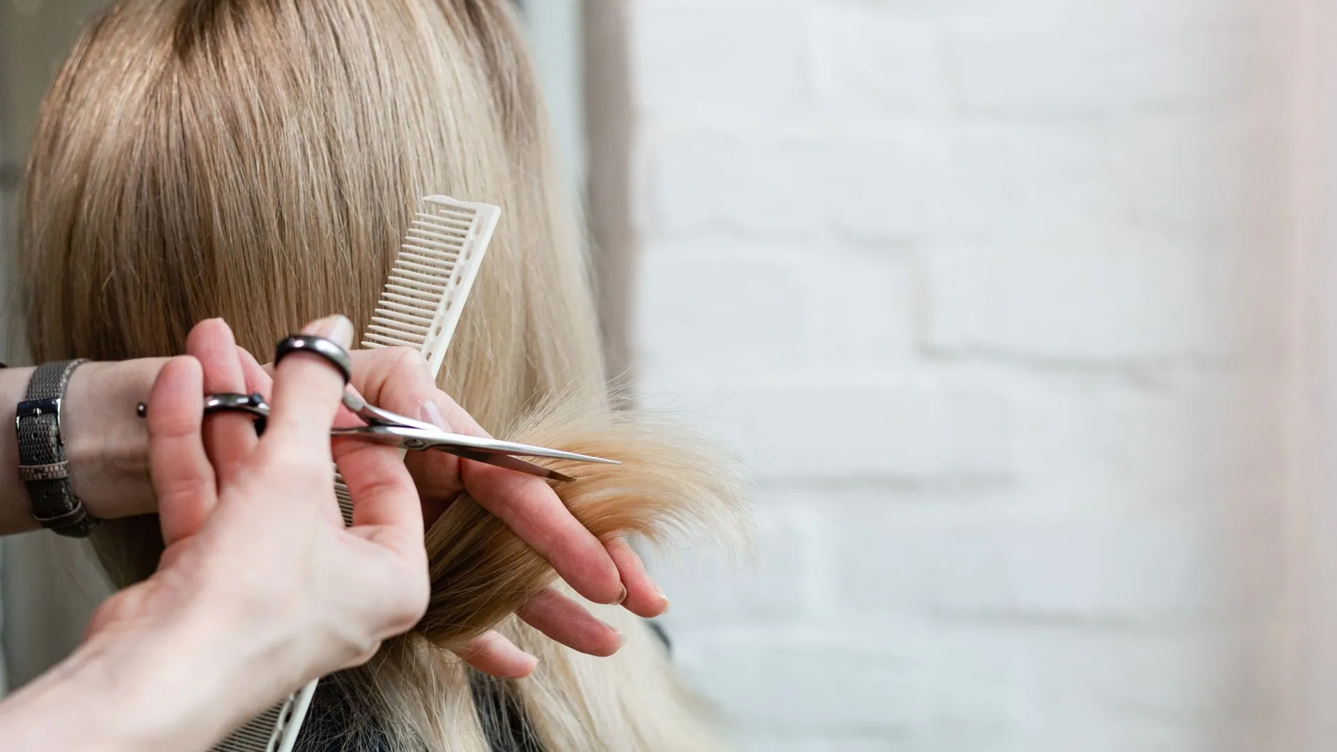 Стрижка волос на время поста тоже под запретом. Фото: beton studio/Shutterstock/Fotodom