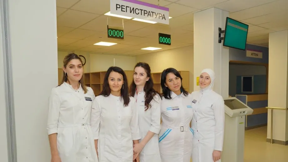 Сотрудницы поликлиники готовятся к открытию. Фото: Юлия Чудинова / «Ямал-Медиа»