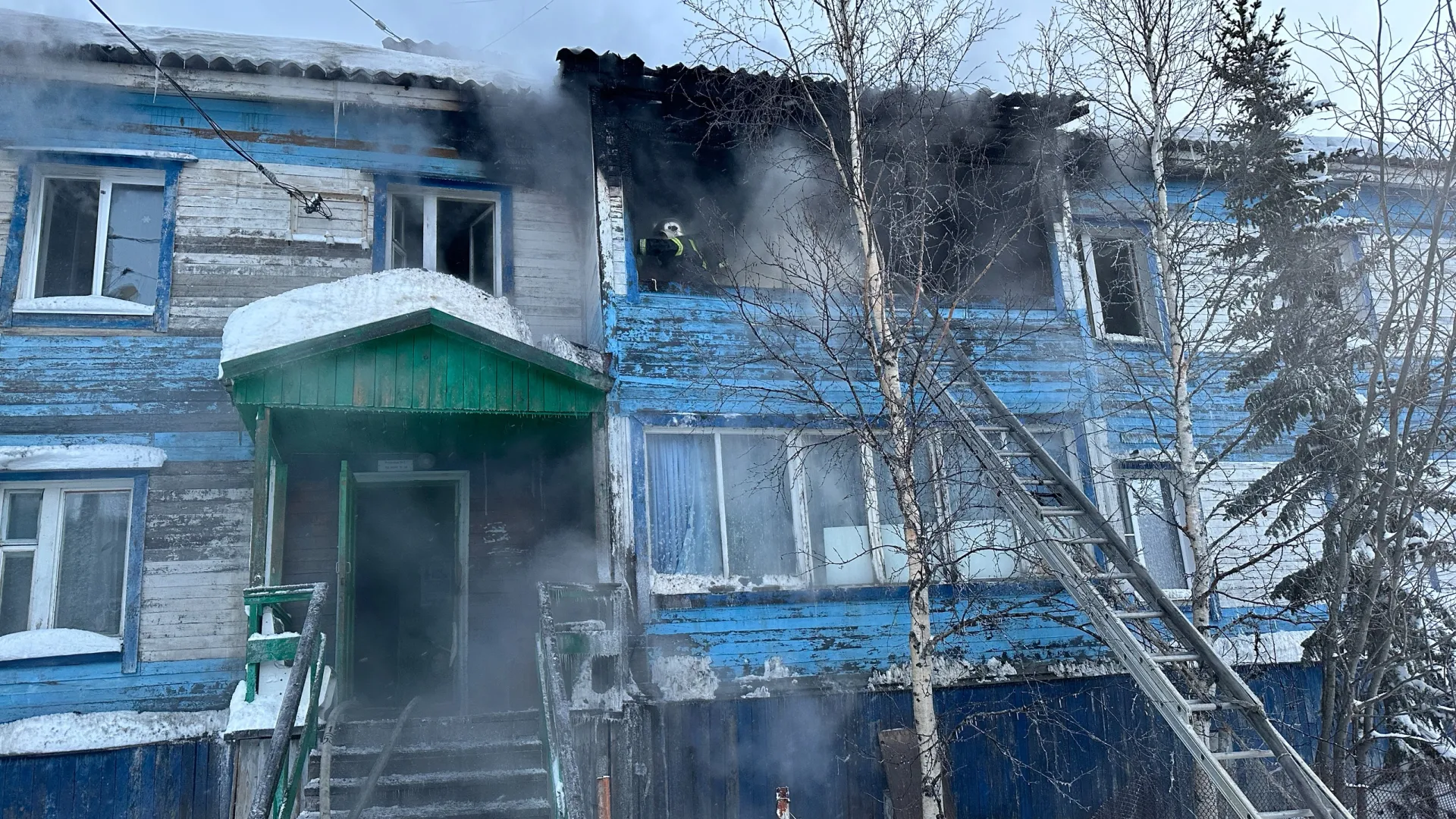 Пожар начался на втором этаже. Фото: Вера Дронзикова / «Ямал-Медиа»