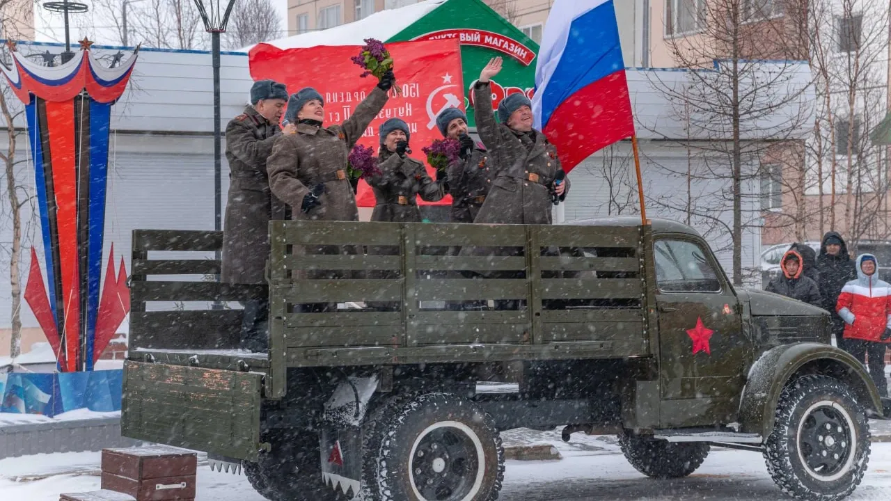 Салехардские артисты с акцией «Песни Победы в городских дворах» проехали по нескольким маршрутам.Фото: t.me/titovsky_al