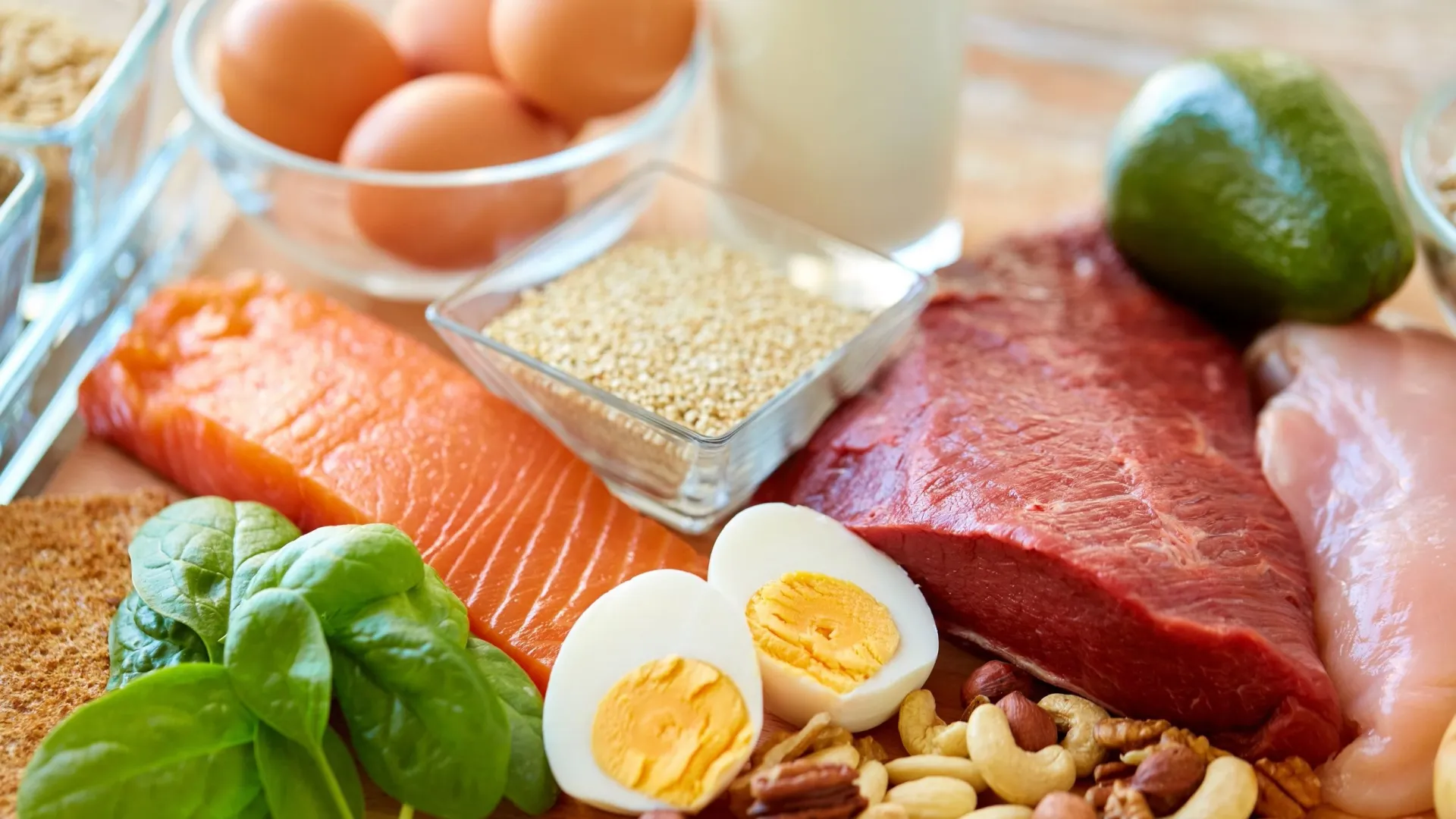 Пища с большим содержанием белка — не лучший вариант питания летом. Фото: Ground Picture / Shutterstock / Fotodom