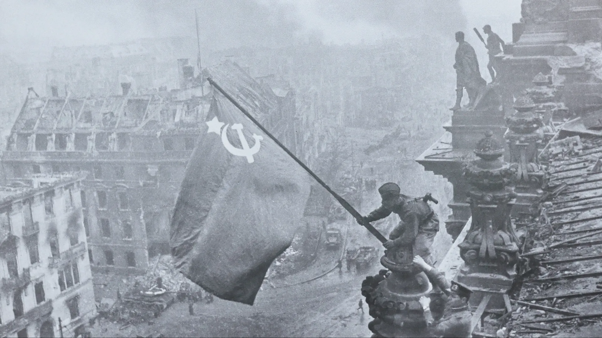 «Знамя Победы над Рейхстагом» — самая известная фотография Евгения Халдея. Фото: Андрей Ткачев / «Ямал-Медиа»