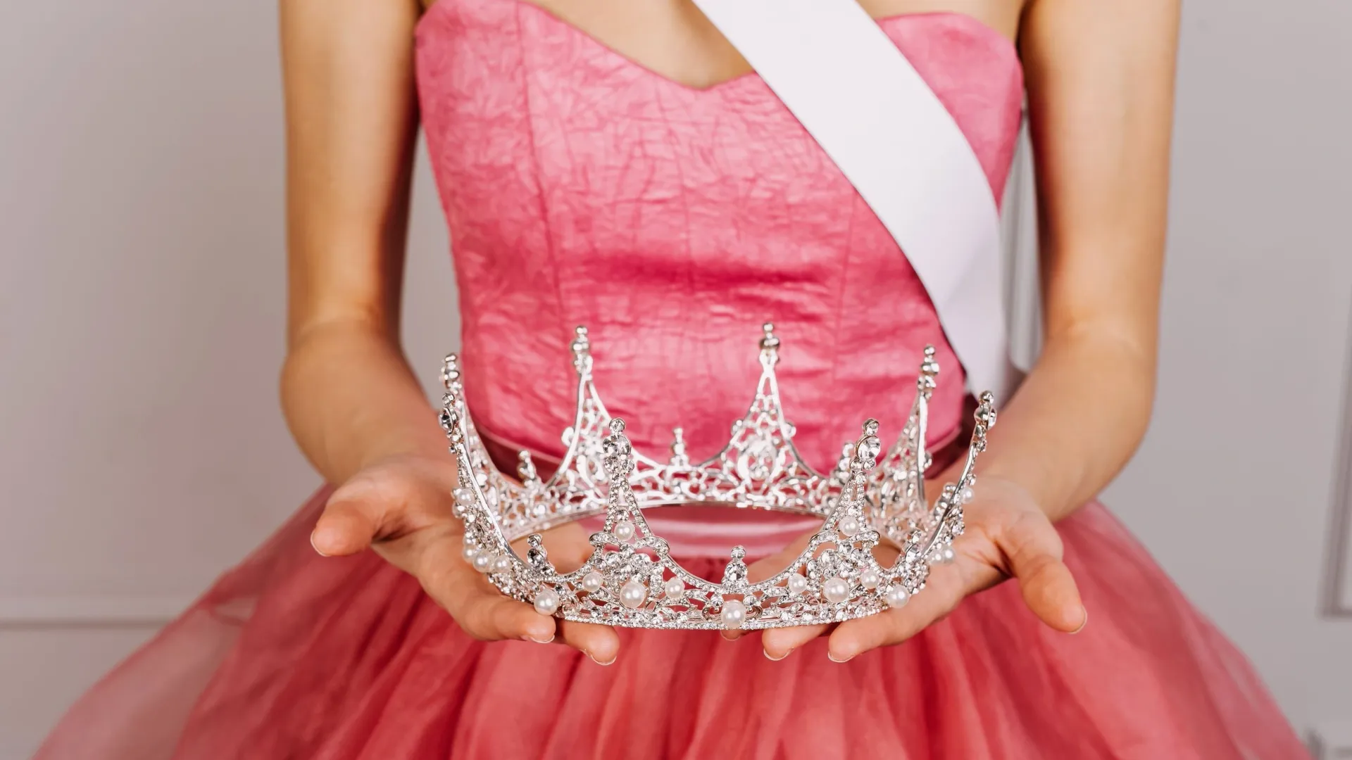 Некоторые женщины сразу надевают на голову корону. Фото: Natalia Bostan / Shutterstock / Fotodom