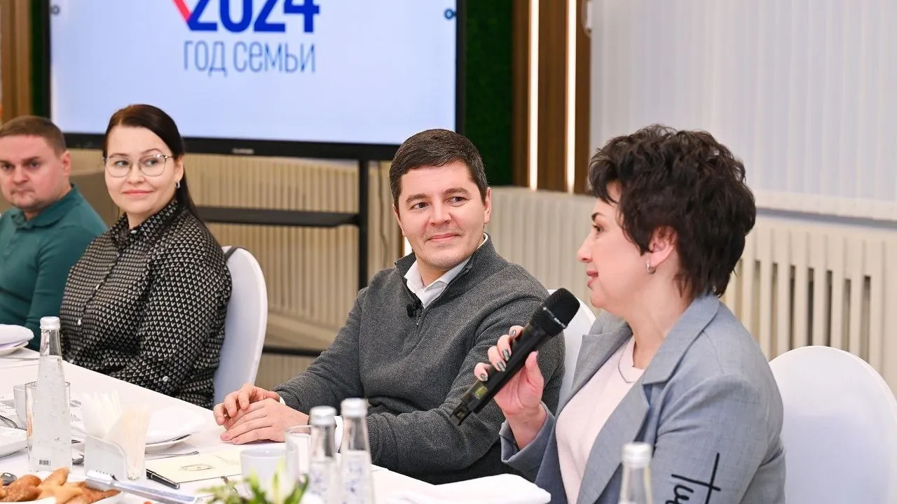 Многие проекты для улучшения жизни особенных детей реализуют после встреч родителей с губернатором Ямала. Фото: vk.com/artyukhov_da