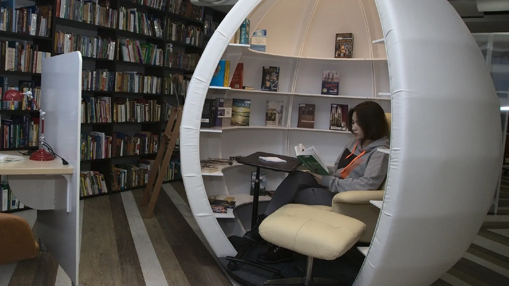 В наше время библиотеки оснащены современным оборудованием. Сейчас это не просто хранилище книг, а большое культурное пространство. Фото: Артём Тытюк