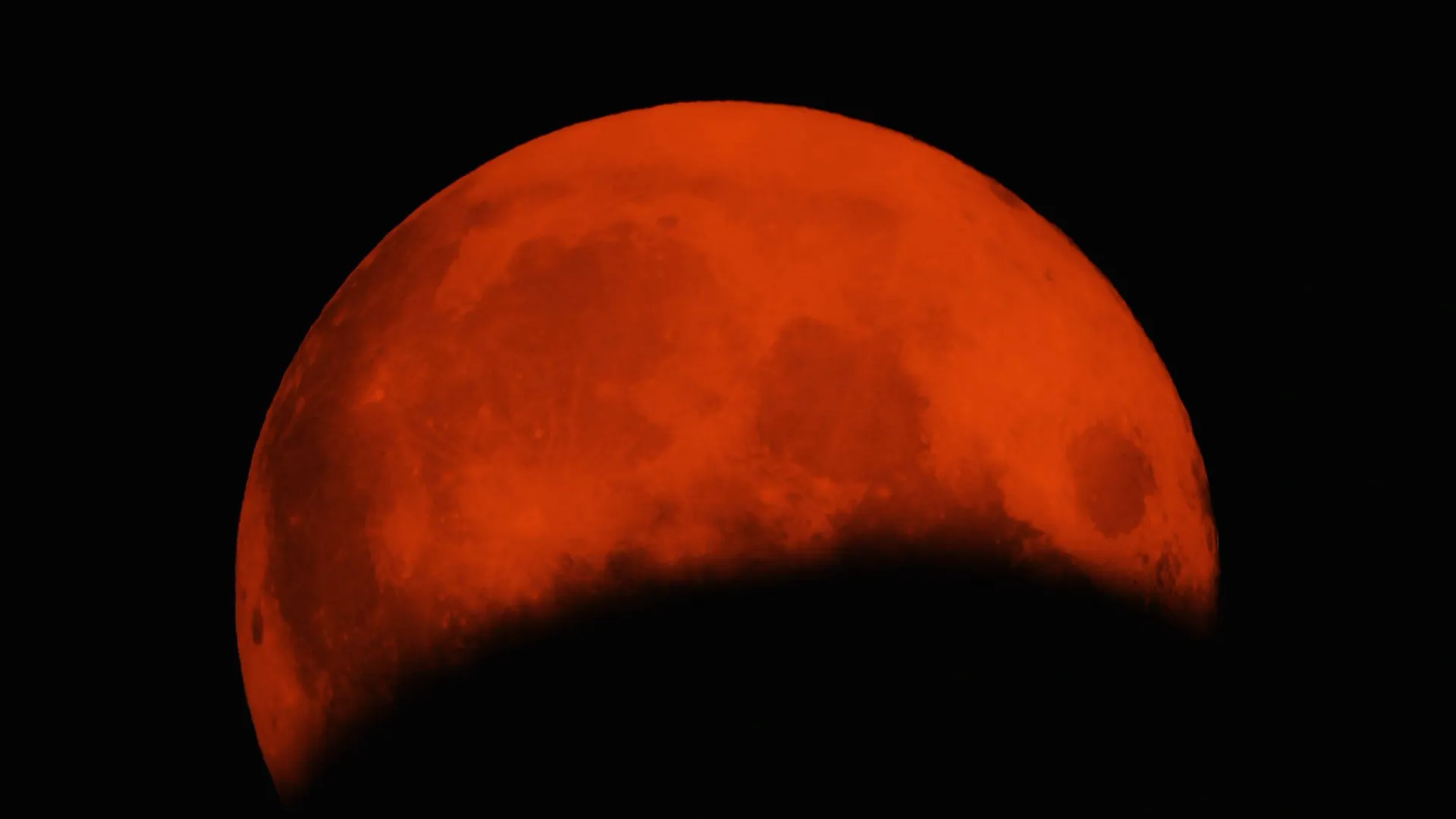 Луна в затмении сильнее всего влияет на эмоции женщин. Фото: pinkfloyd yilmaz uslu/Shutterstock/Fotodom