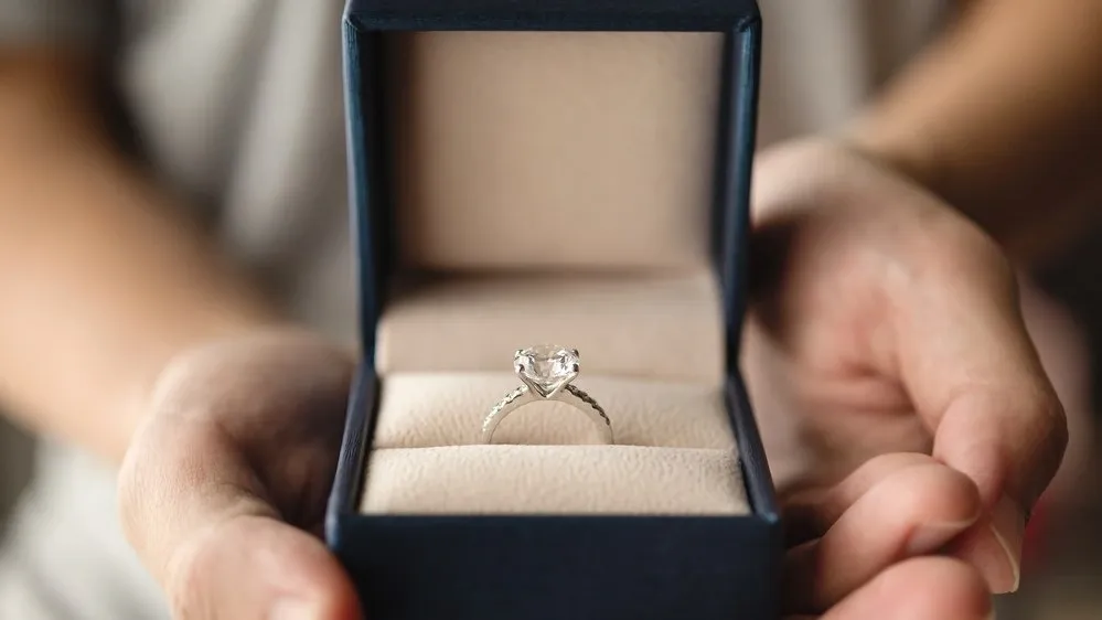 Слишком дорогое кольцо – плохая примета. Фото: Kwangmoozaa / Shutterstock / Fotodom