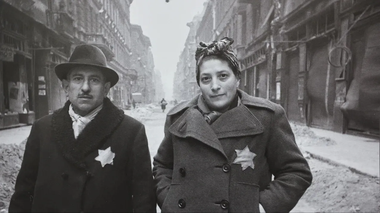 Снимок еврейской пары сделан в Будапеште в феврале 1945 года, после освобождения города советскими войсками. Фото: Андрей Ткачев / «Ямал-Медиа»