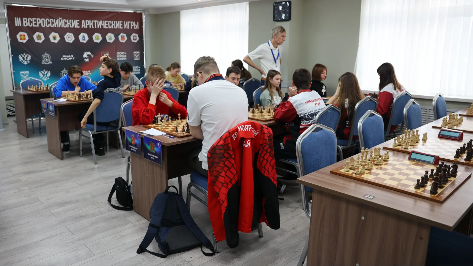 Все шахматисты компактно уместились за двумя столами. Фото: Андрей Ткачёв / «Ямал-Медиа» 
