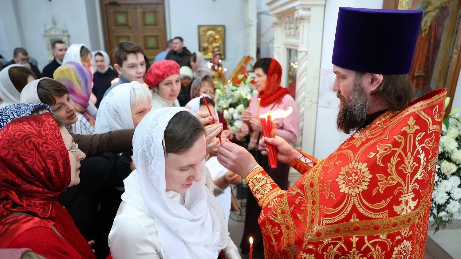 Православные приходят в храмы на пасхальные богослужения. Фото: Андрей Ткачёв / «Ямал-Медиа»