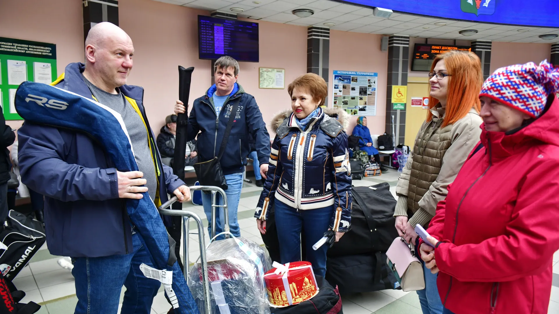 Встреча команды "Российская пресса" в аэропорту Салехарда. 