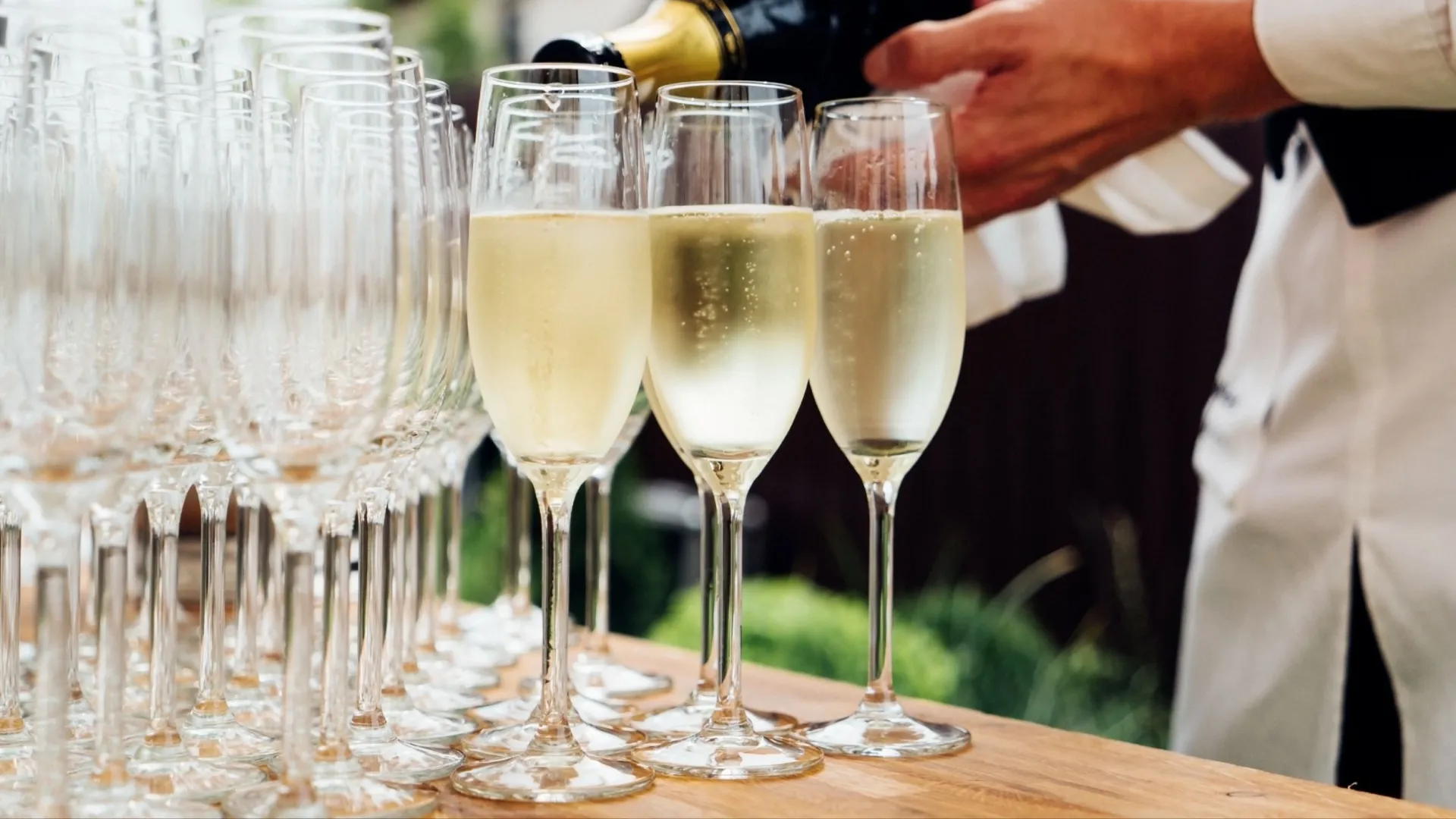 Шампанское обойдется дороже. Фото: Shebeko / Shutterstock / Fotodom