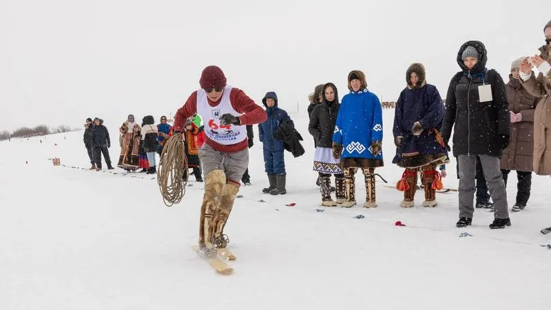 В этнобиатлоне спортсмены преодолевают дистанцию на охотничьих лыжах и бросают тынзян на хорей. Фото: Василий Петров / "Ямал-Медиа"