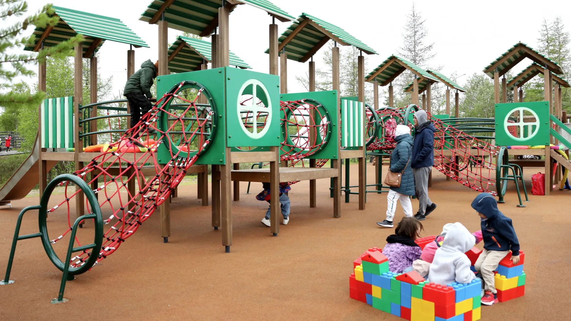 Ряд комплексов на детских площадках обновят, ряд — полностью заменят. Фото: Василий Петров / АНО «Ямал-Медиа»