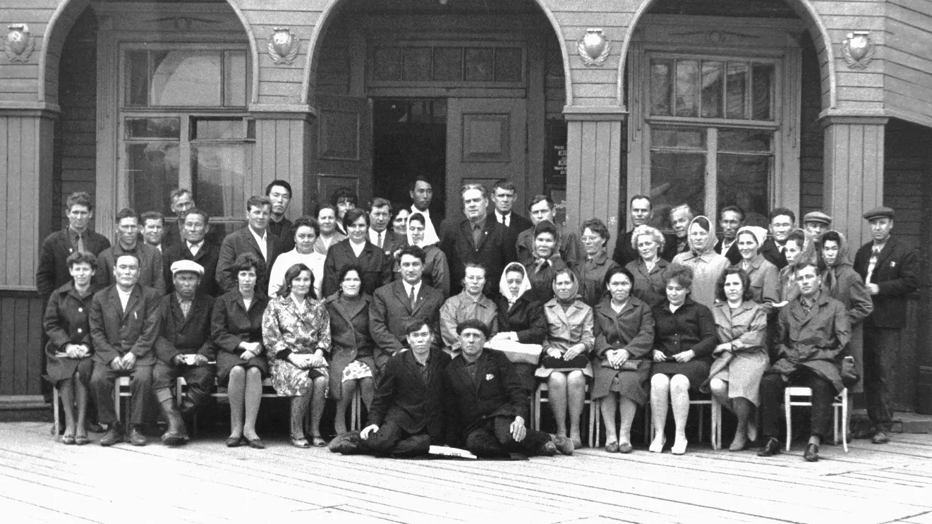 Н.И. Сандалов с группой коллег у старого здания администрации. Фото: предоставлено Государственным архивом ЯНАО