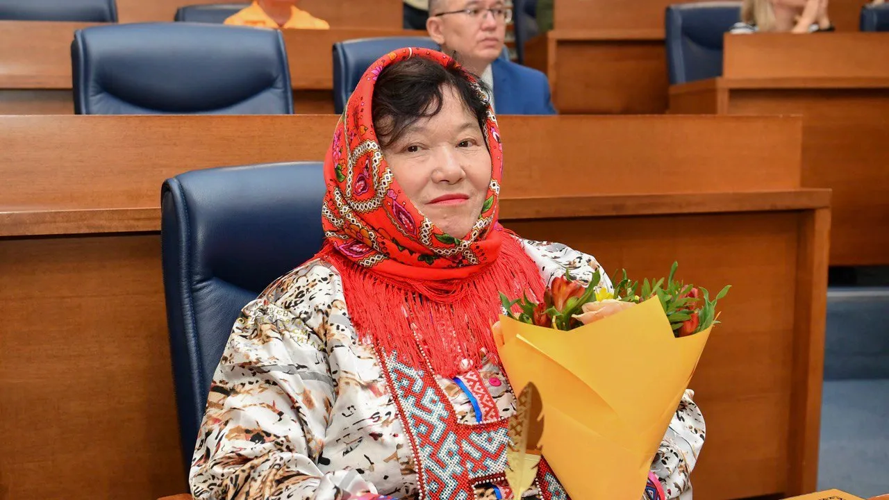 Антонина Сязи представила на литконкурс работу на хантыйском языке. Фото: предоставлено пресс-службой губернатора ЯНАО