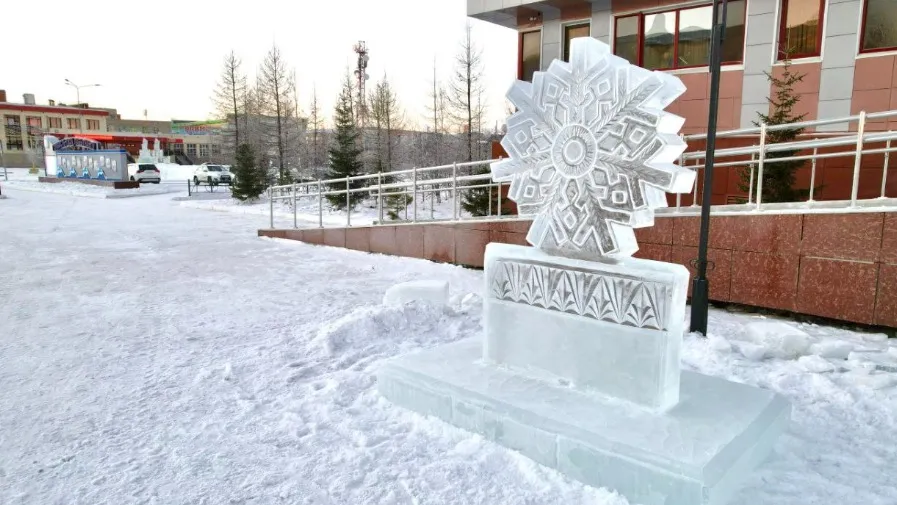Символ Лабытнанги — снежинка — украшает и ледовый городок. Фото:  t.me/treskova_ma
