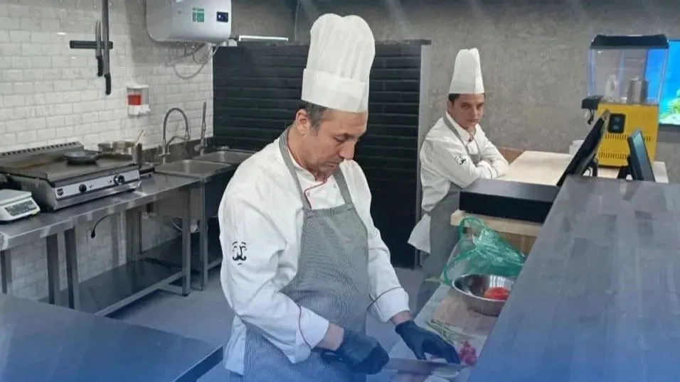Ямальцы неохотно ищут вакансии повара и кондитера. Фото: vk.com/salekhard_adm