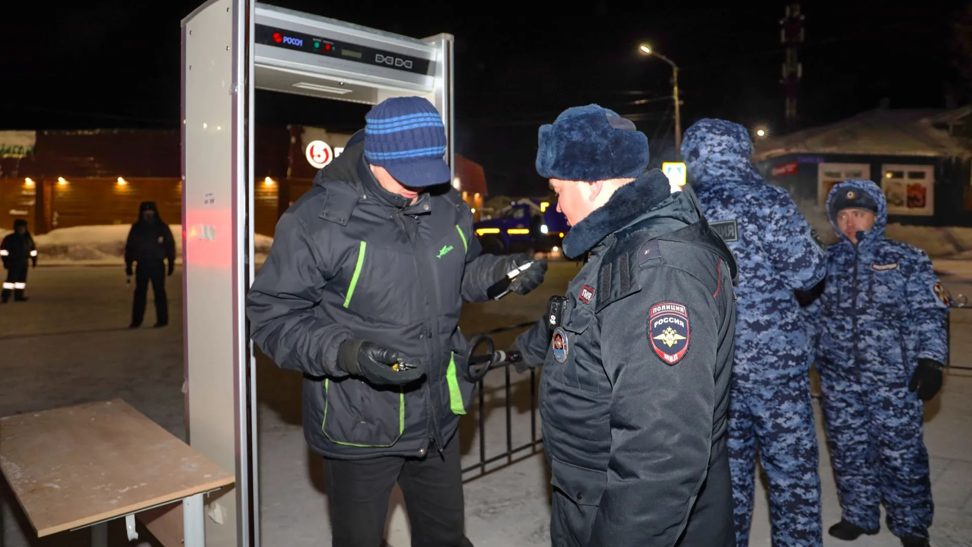 Сотрудники полиции обеспечивают правопорядок на любых массовых мероприятиях. Фото: Василий Петров / «Ямал-Медиа»