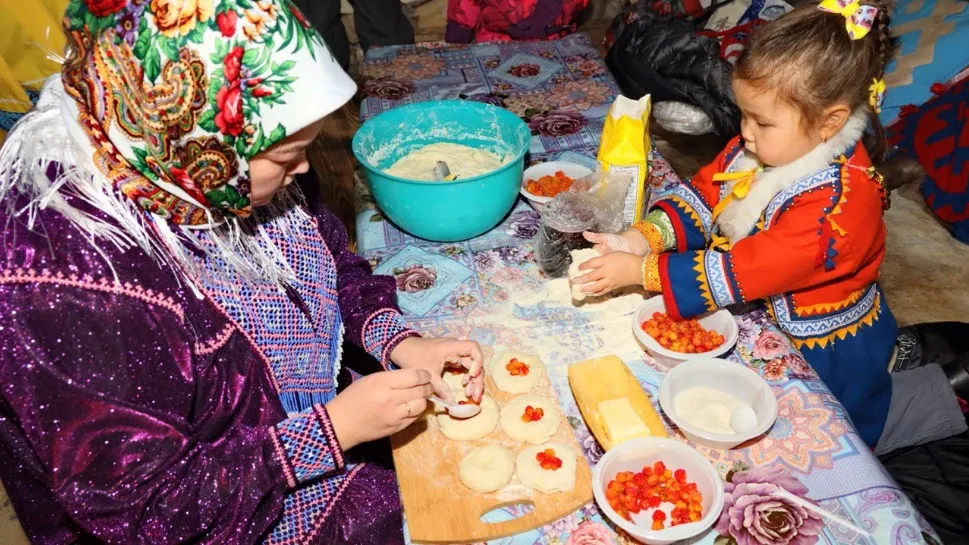 К приготовлению угощений приложили руку и млад, и стар. Фото: Василий Петров / «Ямал-Медиа»