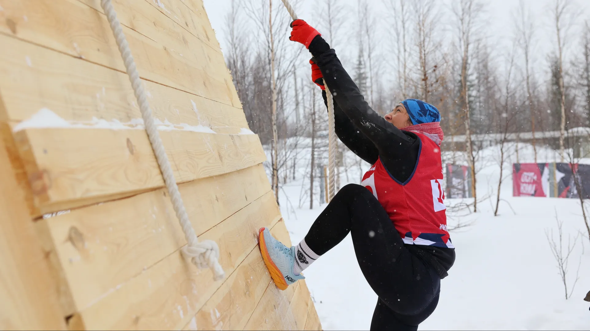 Препятствия были общими — как для мужчин, так и для девушек. Фото: Андрей Ткачёв / «Ямал-Медиа»