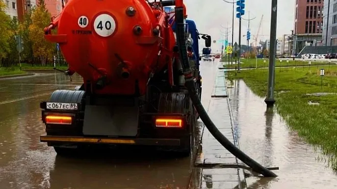 Откачка воды после мощного циклона в Новом Уренгое. Фото: vk.com/nuryanaoru