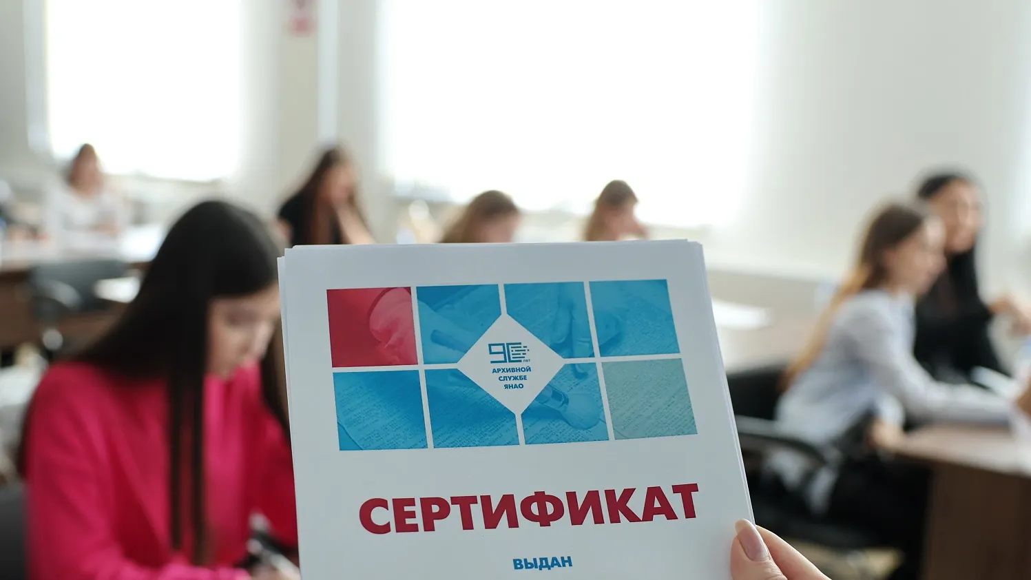 Каждый участник диктанта получил соответствующий сертификат. Фото: Андрей Ткачёв / «Ямал-Медиа»