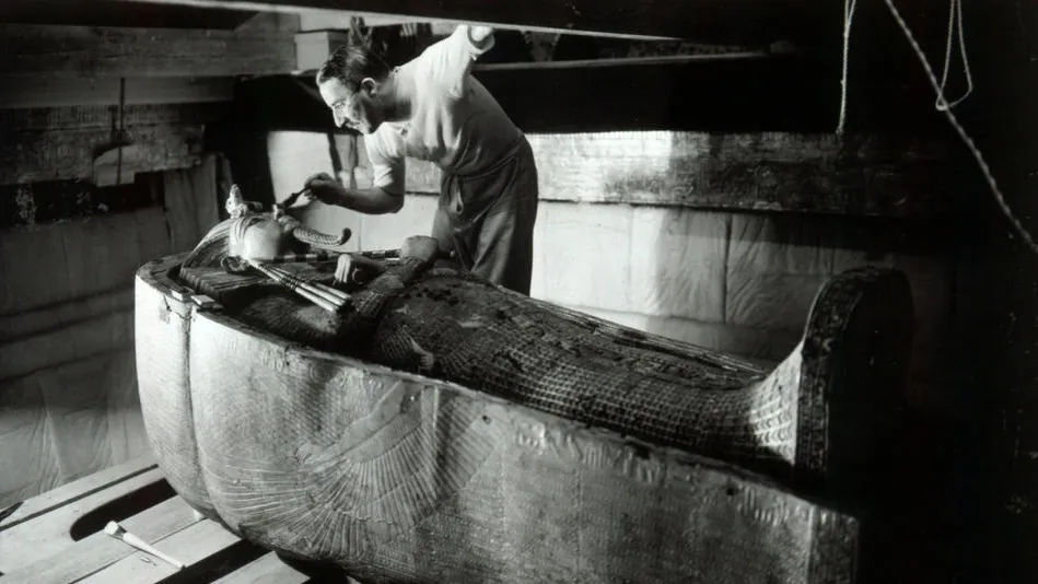 Говард Картер у гроба Тутанхамона. Фото: Гарри Бертон / ru.wikipedia.org