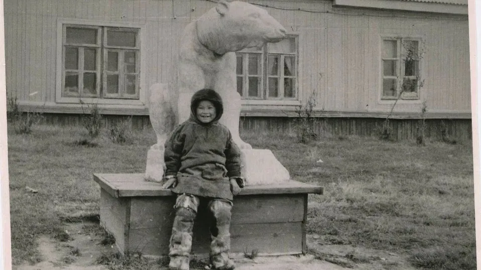 Гостей окружного центра встречала скульптура белого медведя, установленная у здания гидроаэропорта. 1950-е годы. Фото: предоставлено из фондов МВК имени И.С. Шемановского