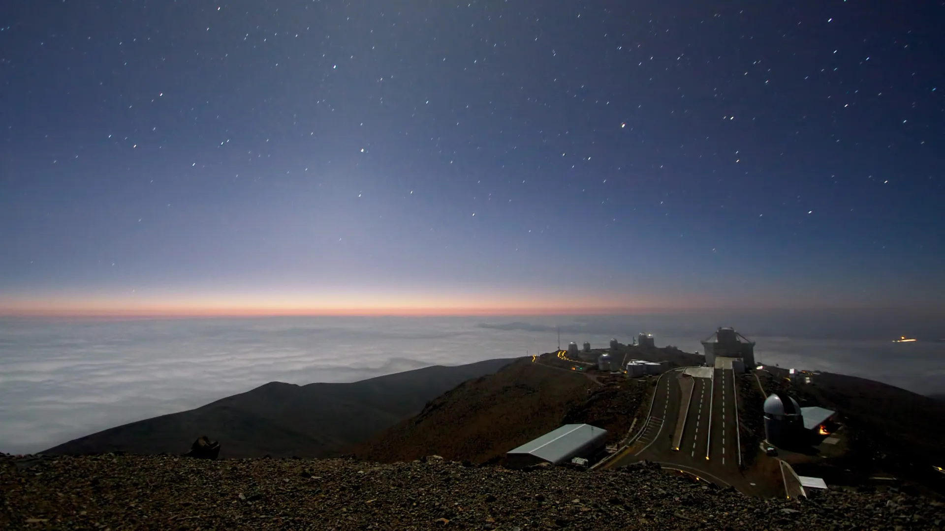 Лунный и зодиакальный свет над обсерваторией Ла-Силла, Чили. Фото: wikipedia.org