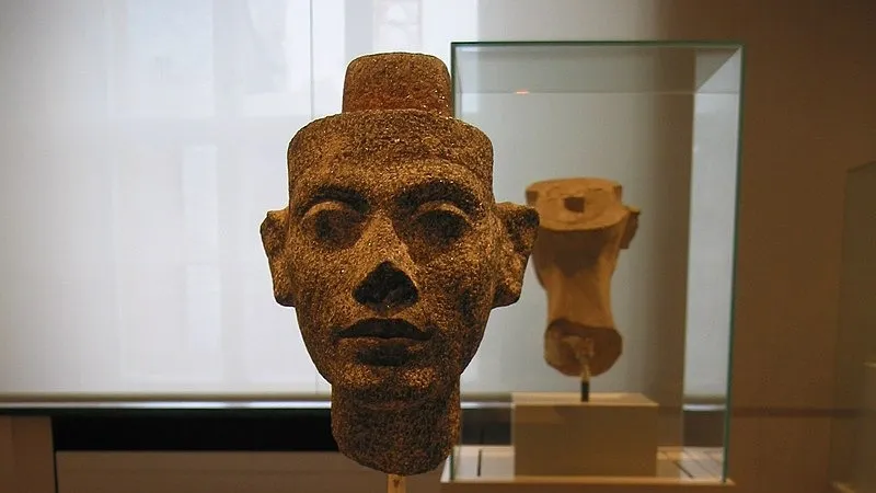 Бюст Нефертити. Экспонат Египетского музея Берлина. Фото: ru.wikipedia.org