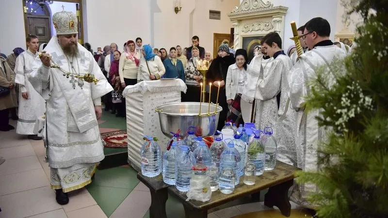 На Крещение вся вода считается святой. Фото: Андрей Ткачёв / «Ямал-Медиа»