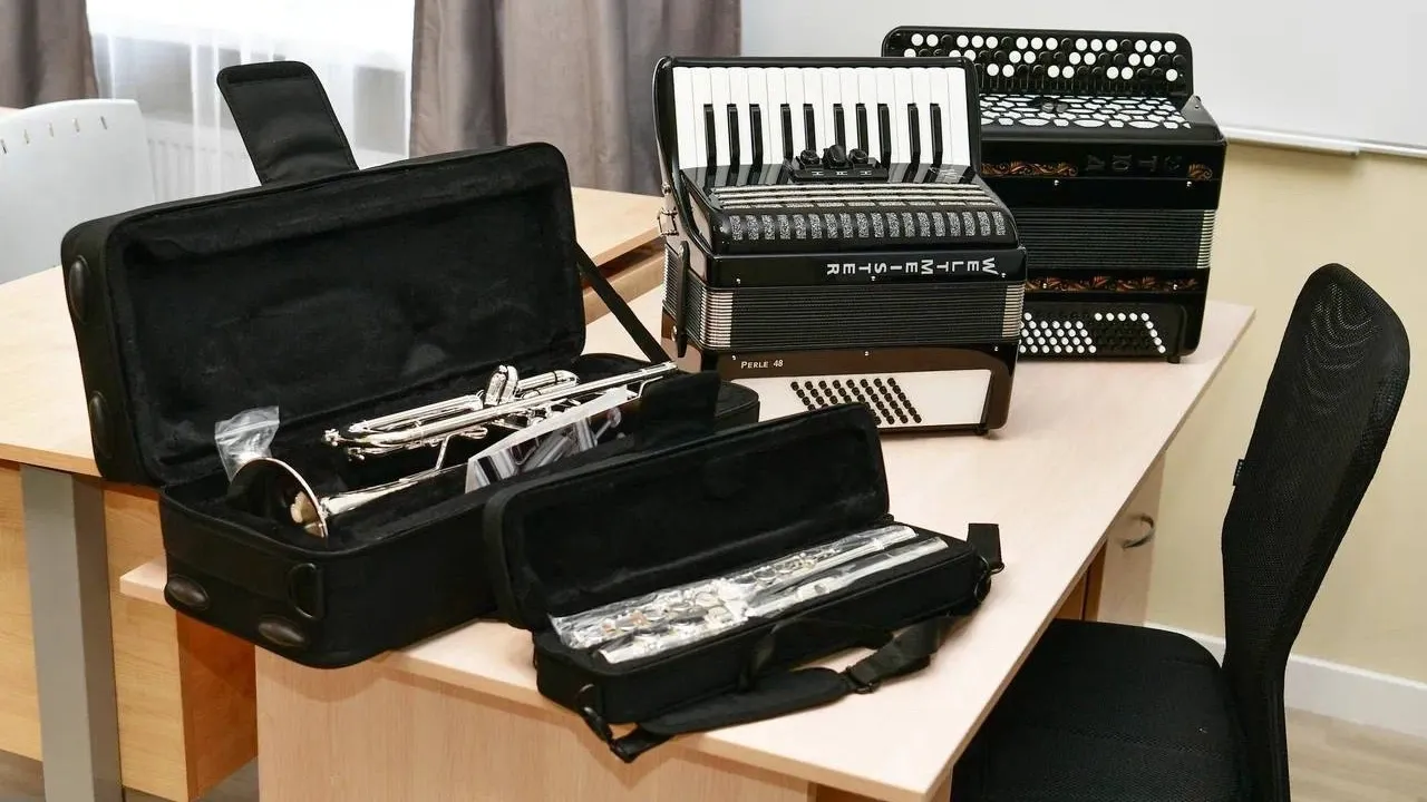 Регион приобрел для юных музыкантов инструменты. Фото: vk.com/artyukhov_da