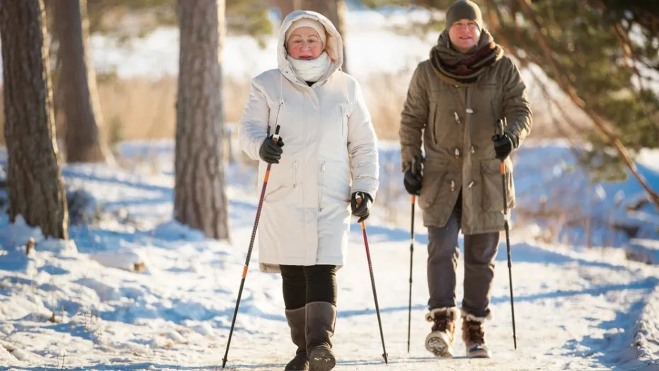 Самая доступная для всех возрастов активность — скандинавская ходьба. Фото: Aleksandra Suzi / shutterstock.com / Fotodom