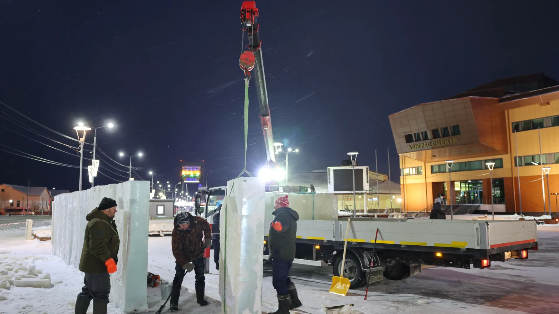 На площади перед КДЦ скоро вырастет ледовый городок. Фото: Андрей Ткачёв/"Ямал-Медиа"