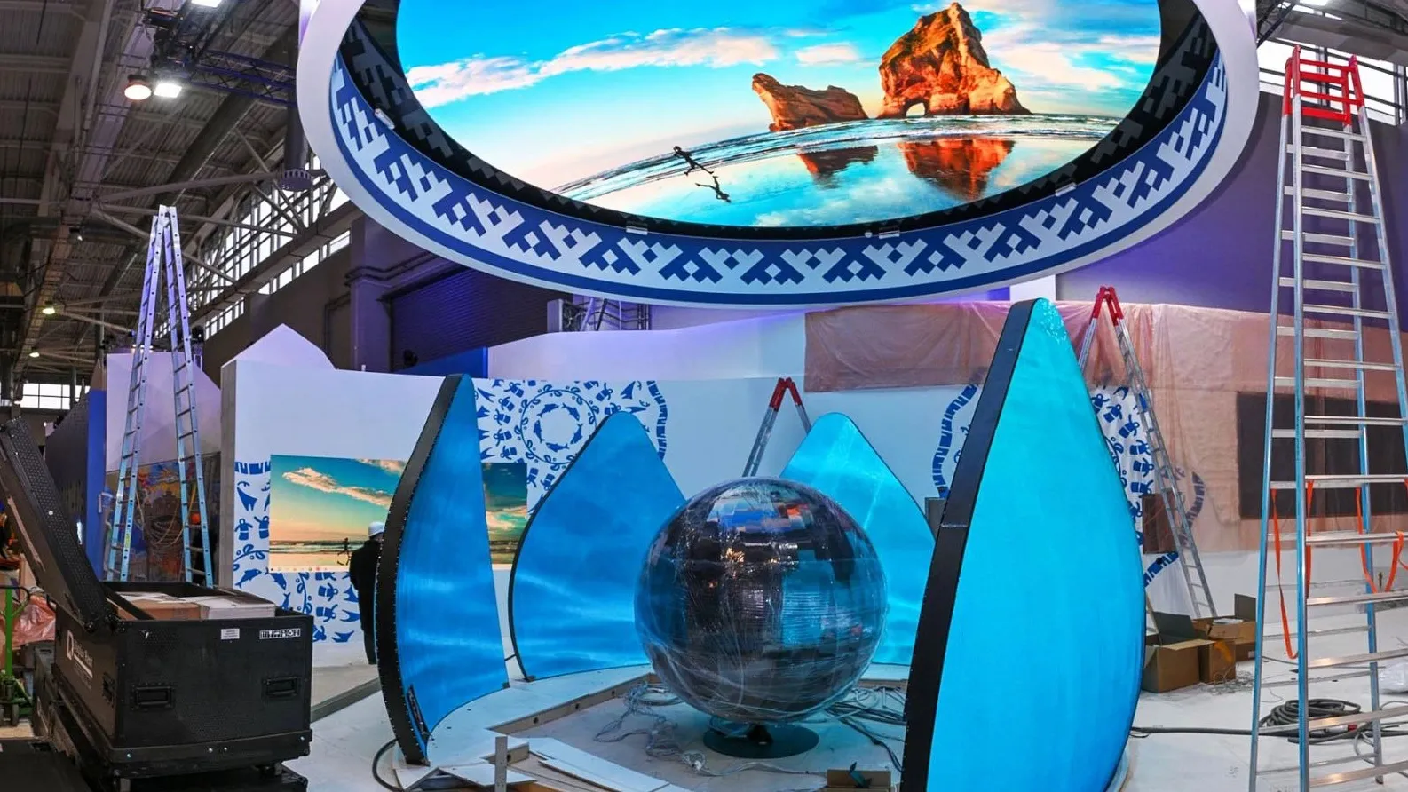Монтаж стенда Ямала на выставке-форуме «Россия». Фото: пресс-служба губернатора ЯНАО