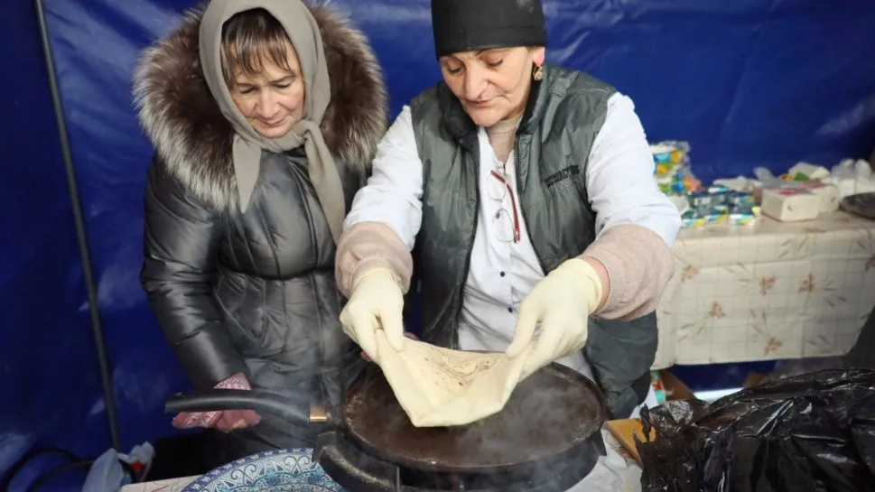 Горячие лепешки перед подачей смазывают маслом. Фото: Василий Петров / «Ямал-Медиа»